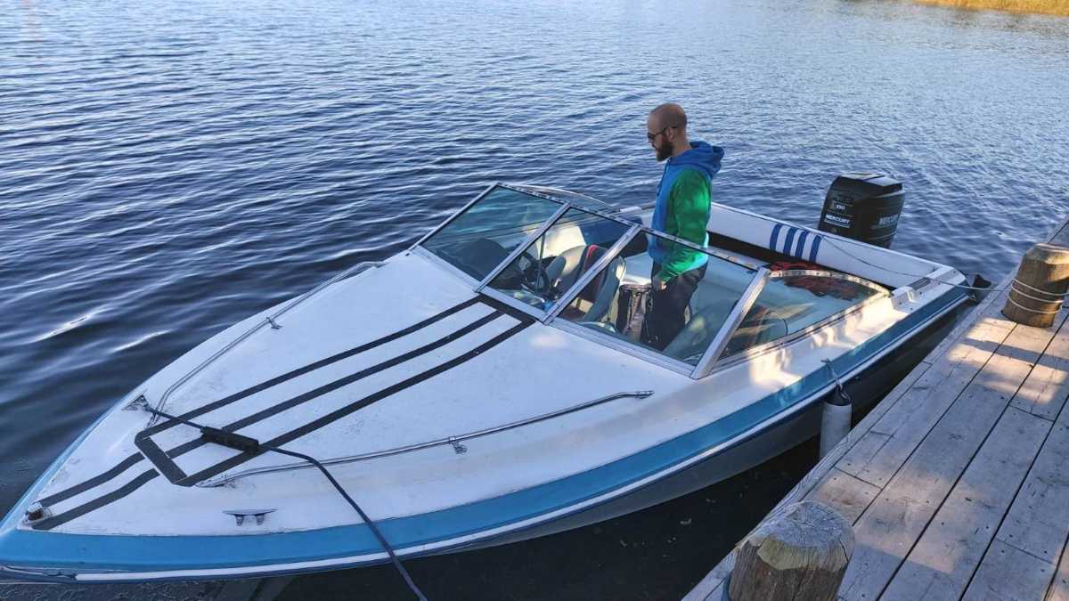Sea Ray 180 Close Bow