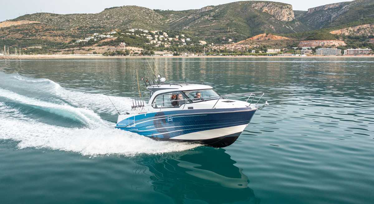 Beneteau Antares 8 Fishing