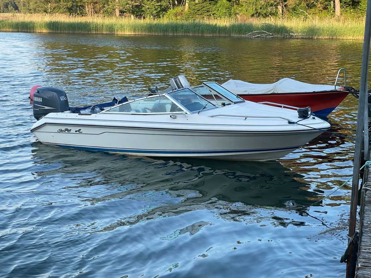 Sea Ray 160 Close Bow