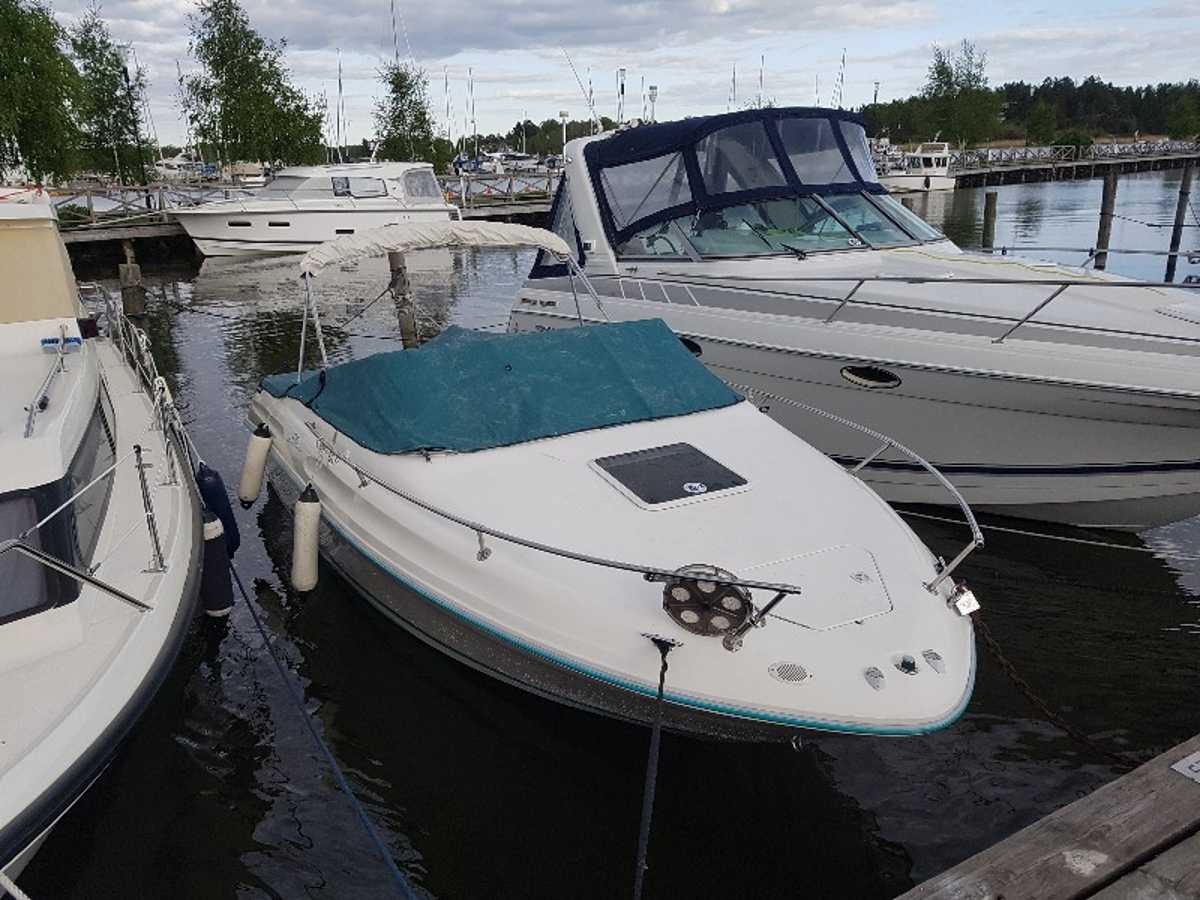 Sea Ray 215 Express Cruiser