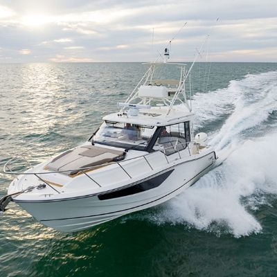Boston Whaler 365 Conquest