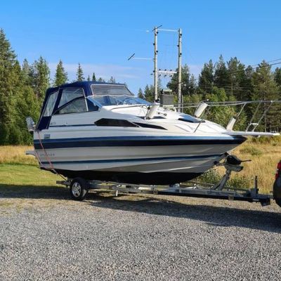Bayliner 215 Deck Boat